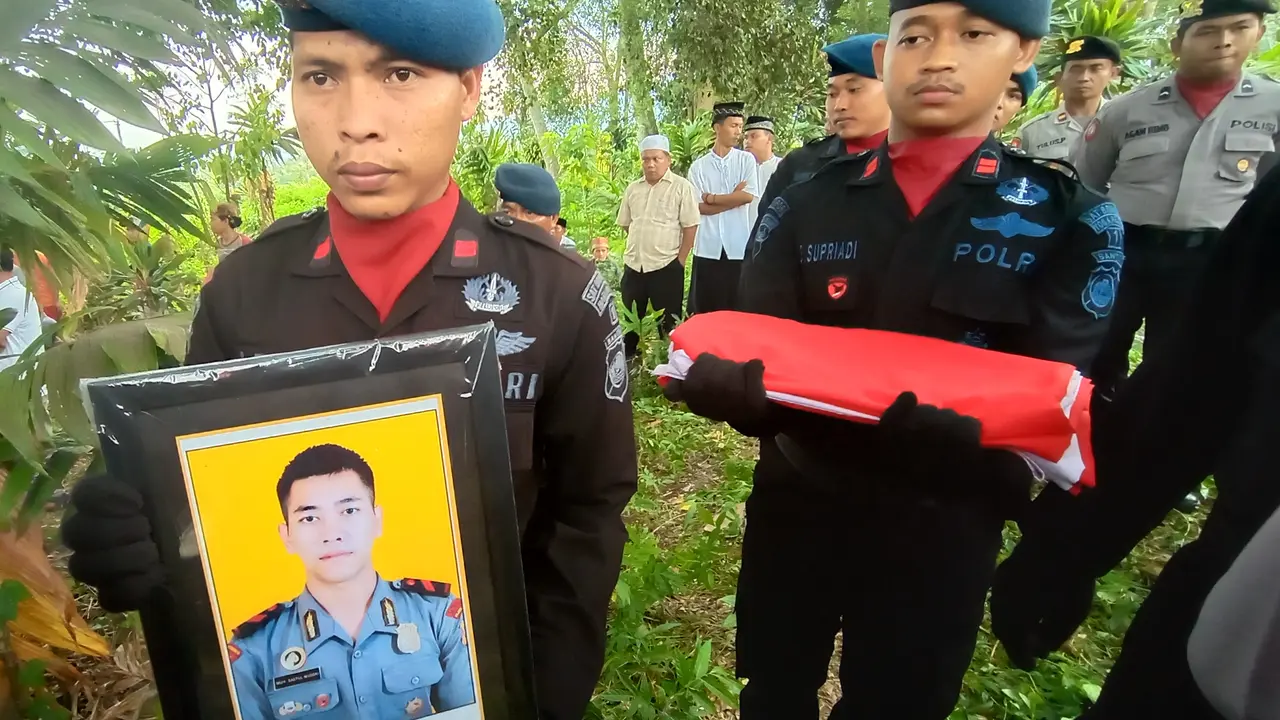 Pemakaman Muhamad Saeful Mudhori, anggota Satgas Tinombala IV di Pandeglang, Banten, Sabtu (14/12/2019). (Liputan6.com/ Yandhi Deslatama).