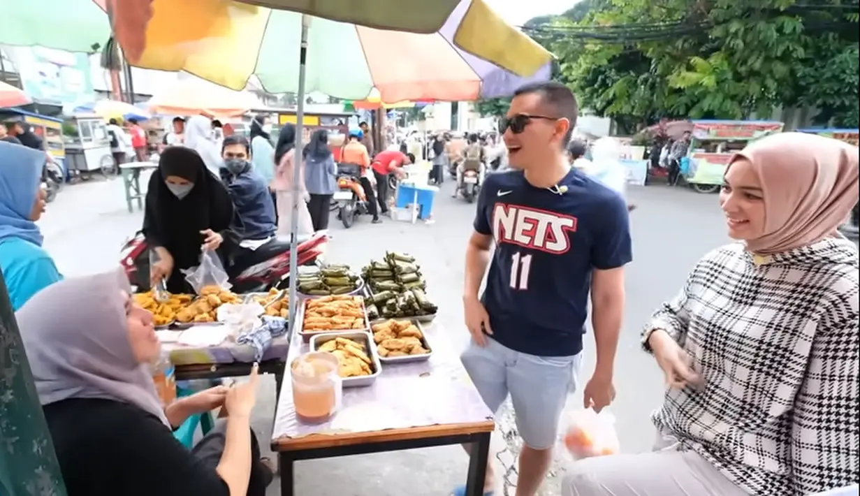 Meski artis papan atas, keduanya juga tampak santai berbincang dengan para pedagang hingga masyarakat. [Youtube/Ciky Citra Rezky]