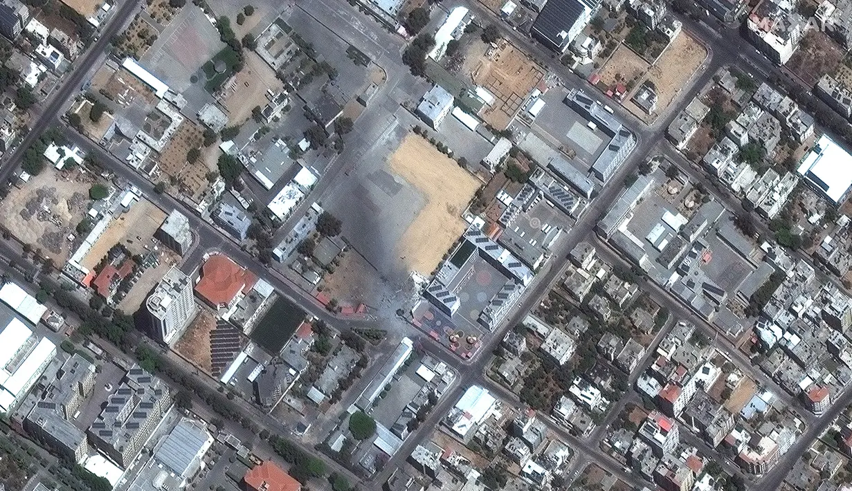 Gambar satelit yang dirilis oleh Maxar Technologies ini menunjukkan puing-puing kompleks keamanan setelah serangan Israel menargetkannya di Kota Gaza, Jalur Gaza, Palestina, Rabu (12/5/2021). Mesir mengupayakan gencatan senjata, tetapi tidak menunjukkan tanda kemajuan. (Maxar Technologies via AP)