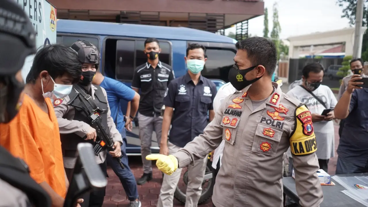 Polisi menangkap sopir minibus penabrak Satlantas Probolinggo. (Dian Kurniawan/Liputan6.com)