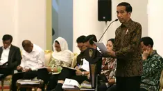 Presiden Joko Widodo (Jokowi) memimpin sidang kabinet paripurna di  Istana Kepresidenan Bogor, Senin (29/5). Rapat membahas persiapan Idul Fitri 1438 H, pemantauan harga bahan pokok dan menjaga momentum pertumbuhan ekonomi. (Liputan6.com/Angga Yuniar)