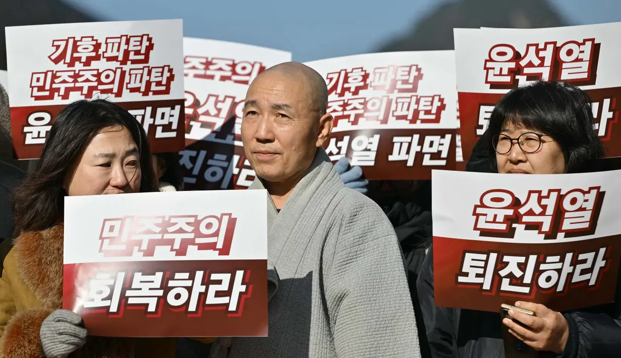 Saat ini, pengunjuk rasa mendesak Presiden Korea Selatan Yoon Suk Yeol untuk mengundurkan diri setelah upayanya yang singkat untuk memberlakukan darurat militer ditolak oleh parlemen. (ANTHONY WALLACE/AFP)