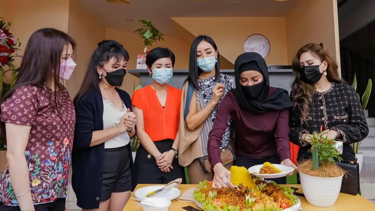 Gandeng Sahabatnya, Olla Ramlan Buka Usaha Makanan Pedas