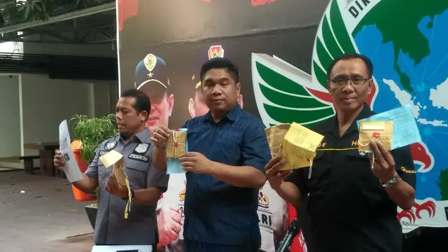 Barang bukti yang diamankan dari penangkapan putri Sri Bintang Pamungkas