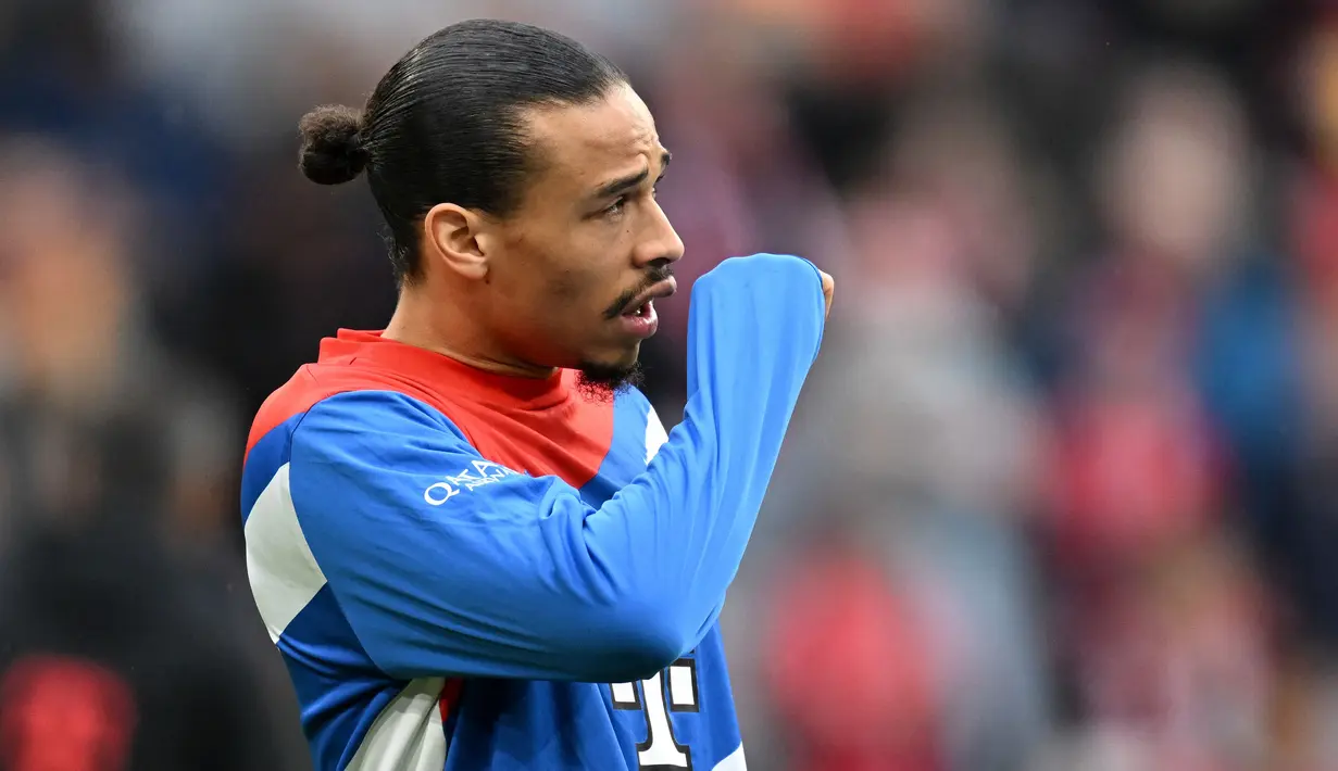 Pemain Bayern Munchen, Leroy Sane melakukan pemanasan sebelum laga lanjutan Liga Jerman 2022/2023 melawan TSG Hoffenheim di Allianz Arena, Munchen, Senin (17/04/2023) WIB. Bibir atas Sane terlihat mengalami pembengkakan setelah terlibat pertikaian dengan Sadio Mane setelah laga leg pertama Liga Champions melawan Manchester City. (AFP/Christof Stache)