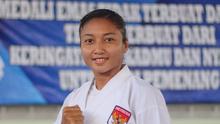 Karateka Bali, Cok Istri Agung Sanistyarani, saat berlatih di GOR Praja Raksaka, Denpasar. Coki berambisi mempertahankan emas di PON 2020 Papua dan menembus Olimpiade Paris 2024. (Bola.com/Maheswara Putra)