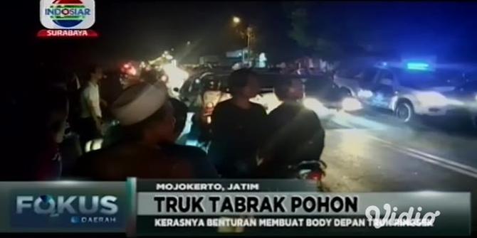 VIDEO: Kecelakaan Tunggal di Mojokerto, Sopir Tronton Jadi Korban