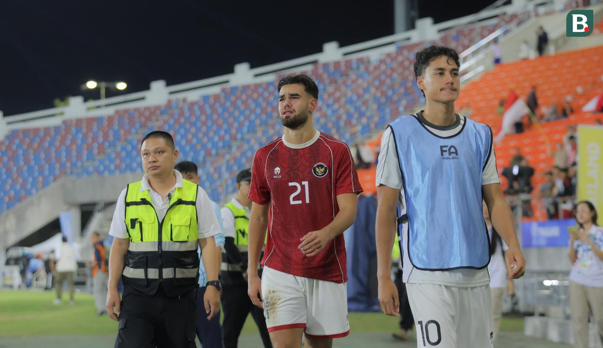 Raut muka sedih dan kecewa Jens Raven (tengah) setelah selesai bertanding Timnas Indonesia U-22 melawan Myanmar U-22 di Stadion 700th Anniversary, Chiang Mai, Jumat (12/12/2025) malam WIB.
