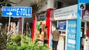Pengunjung mengisi ulang E-Toll saat berada di Rest Area Km 13,5 di Tol Tangerang, Selasa (19/5/2020). Jelang Lebaran 2020, PT Jasamarga Related Business (JMRB) menerapkan PSBB di semua rest area yang dikelolanya dengan membatasi waktu singgah pengunjung maksimal 30 menit (Liputan6.com/Angga Yuniar)
