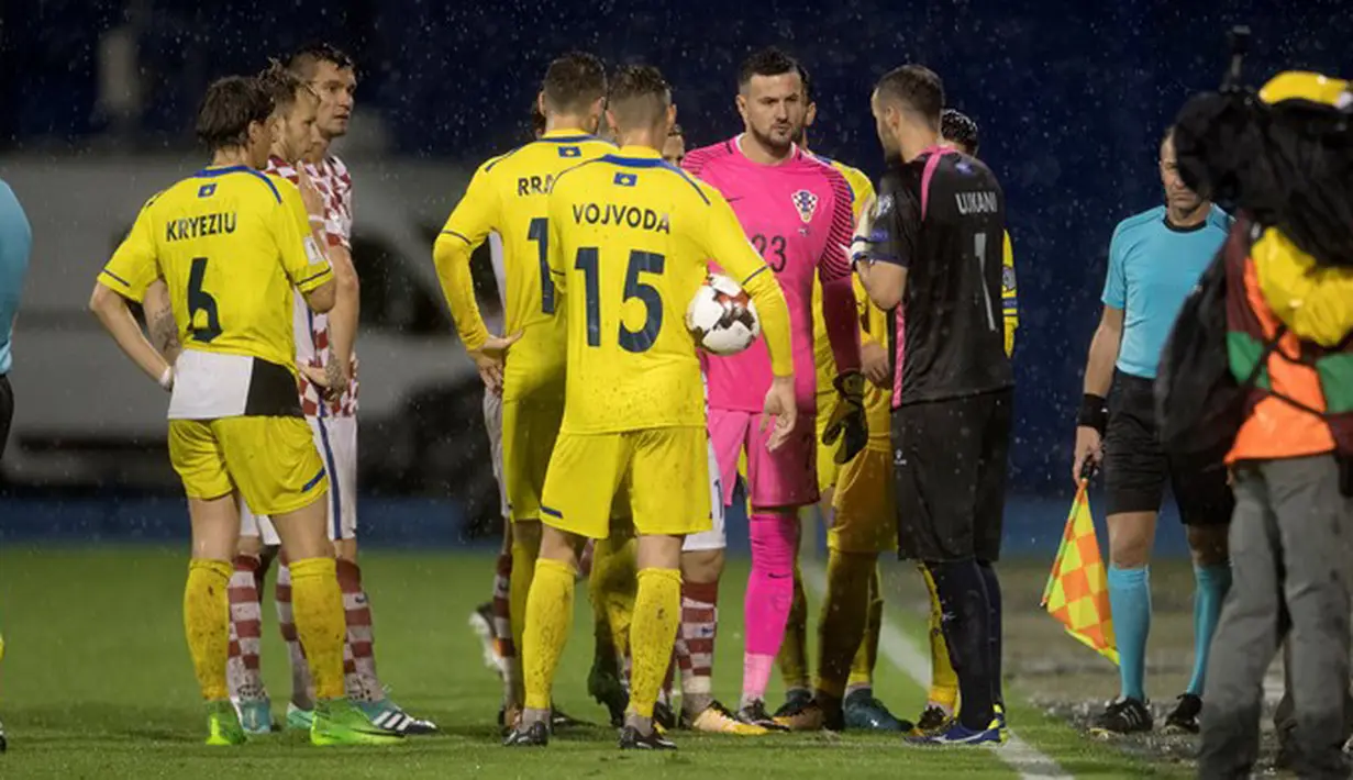 Pemain Kroasia dan Kosovo menanti keputusan wasit pada laga Grup I kualifikasi Piala Dunia 2018 antara Kroasia melawan Kosovo di Stadion Maksimir, Zagreb, (2/9/2017).  Laga tersebut diberhentikan wasit karena stadion penuh genangan air. (PHOTO/HNS_CFF)