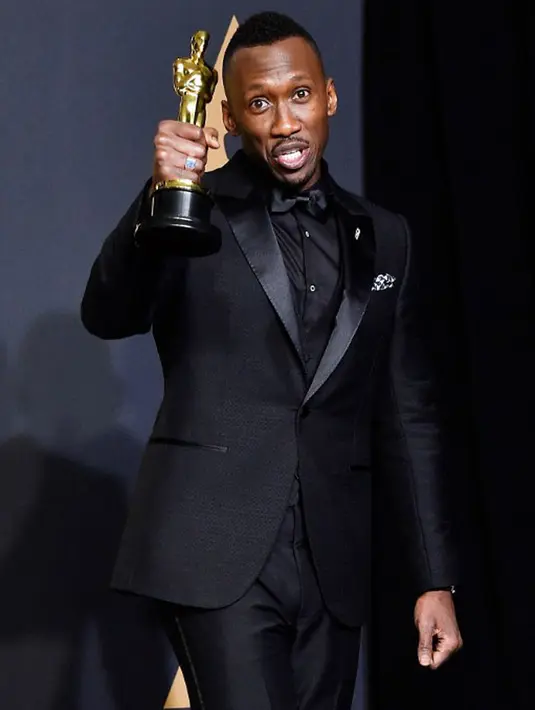 Tidak lupa dan yang paling terpenting adalah mengucapkan terima kasih kepada sang istri yang telah membantunya serta anaknya yang baru saja lahir empat hari lalu sebelum piala Oscar diraih Ali. (AFP/Bintang.com)