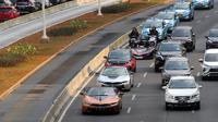 Mobil BMW i8 Roadster, i8 Coupe dan BMW i3s mengawal konvoi mobil listrik jelang jadwal pelaksanaan balap mobil listrik atau Formula E 2020 di kawasan Sudirman, Jakarta, Jumat (20/9/2019). Konvoi kendaraan listrik berlangsung dari GBK menuju Monas. (Liputan6.com/Fery Pradolo)