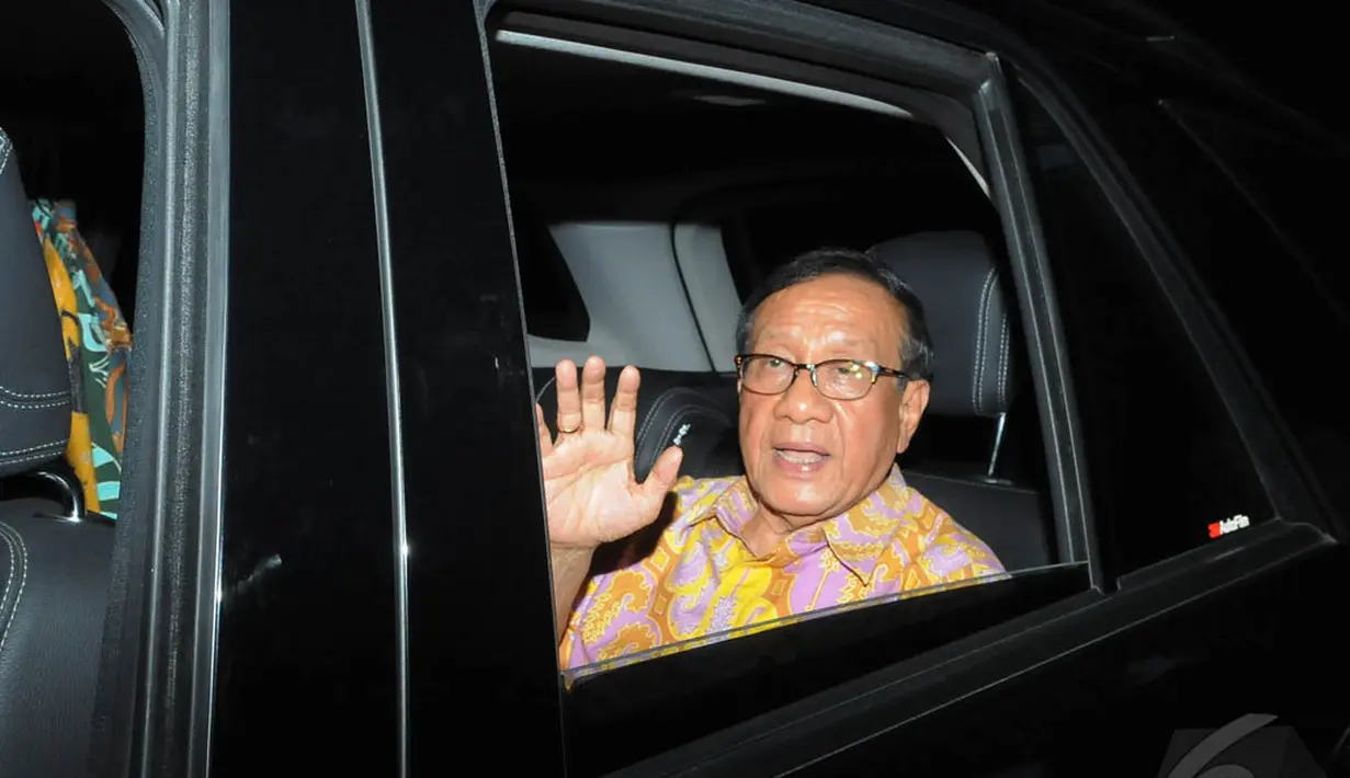 Akbar Tandjung langsung menuju mobilnya usai mengunjungi kediaman politisi senior BJ Habibie, Jakarta, Senin (15/12/2014). (Liputan6.com/Herman Zakharia)