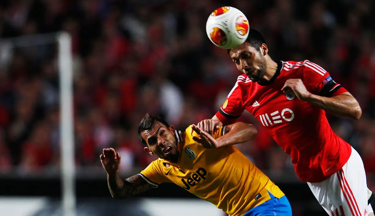 Pemain Benfica, Ezequiel Garay (kanan) menahan pemain Juventus, Carlos Tevez dan memenangkan duel udara dalam laga pertama semifinal Liga Europa di stadion Luz, Lisbon (25/4/2014). (REUTERS/Rafael Marchante)