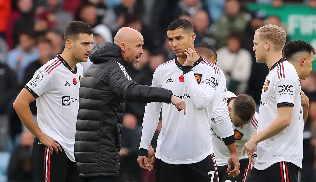 Erik ten Hag berhasil menanamkan kedisipilanan di skuad Manchester United. Ia tak segan-segan akan memberikan hukuman kepada pemain yang melanggar aturannya. Contohnya saat Alejandro Garnacho yang tak diberikan kesempatan main di laga pramusim karena terlambat menghadiri beberapa pertemuan tim. Ronaldo juga pernah merasakannya ketika kabur sebelum laga usai saat MU melawan Tottenham. Akibatnya, CR7 dicoret dari skuad saat melawan Chelsea pada minggu berikutnya. (AFP/Geoff Caddick)