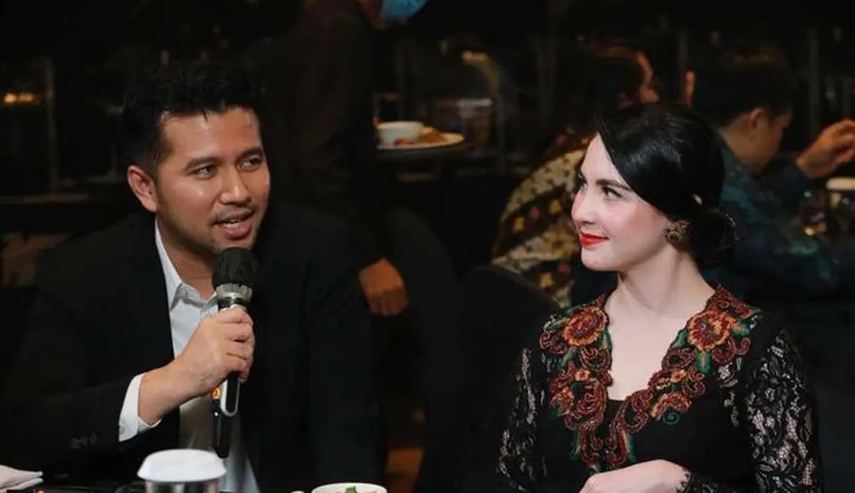 Arumi Bachsin dan Emil Dardak dalam resepsi pernikahan Via Vallen (Sumber: Eksklusif Indosiar/Budy Santoso)