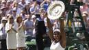 Serena Williams meraih kemenangan keenamnya di final turnamen Grand Slam Wimbledon 2015 setelah mengalahkan Garbine Muguruza, 6-4, 6-4, Sabtu (11/7/2015) malam WIB. (AP Photo/Pavel Golovkin)