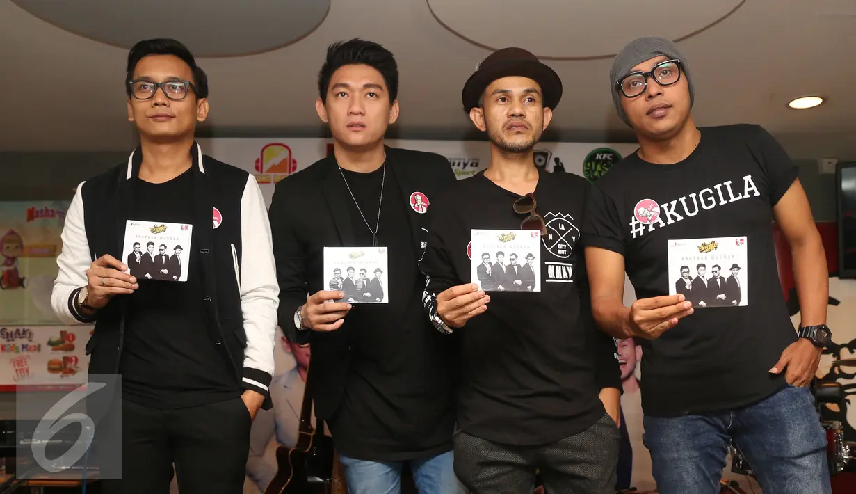 Band Seventeen berpose sambil menunjukan cd terbarunya sebelum jumpa pers peluncuran album di kawasan Cikini, Jakarta, Kamis (31/3). Seventeen meluncurkan album ke 6 dengan tajuk "Pantang Mundur". (Liputan6.com/Herman Zakharia)
