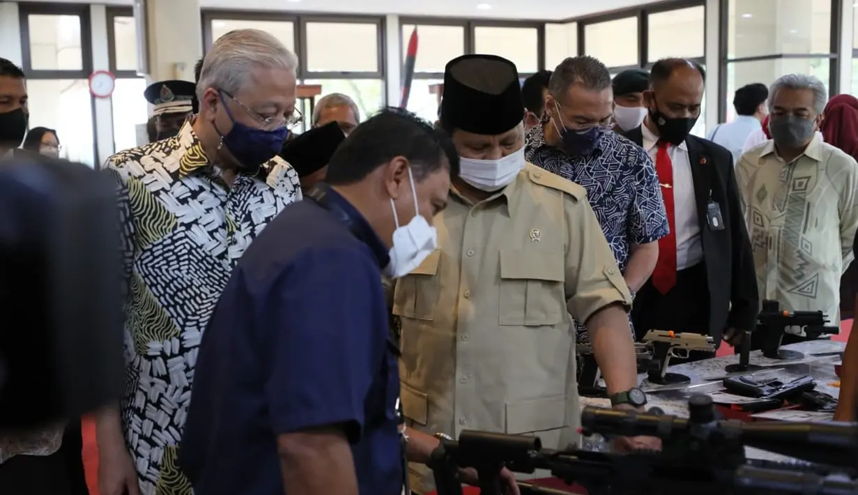 Menteri Pertahanan Prabowo Subianto (kanan) mendampingi Perdana Menteri Malaysia Dato' Sri Ismail Sabri Yaakob saat mengunjungi kantor pusat PT Pindad (Persero) di Bandung, Jawa Barat, Kamis (11/11/2021). (Foto: Tim Dokumentasi Menhan Prabowo)