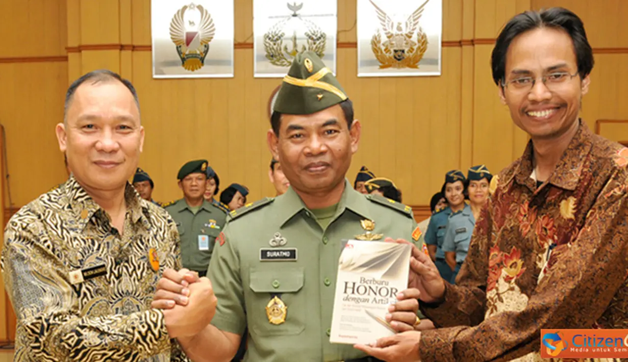 Citizen6, Jakarta: Dalam Upacara Pembukaan tersebut Ketua PPWI memberikan sekaligus melaunching buku berjudul &quot;Berburu Honor dengan Artikel&quot; kepada Puspen TNI sebagai wujud hubungan yang telah terjalin dengan baik. (Pengirim: Badarudin Bakri).