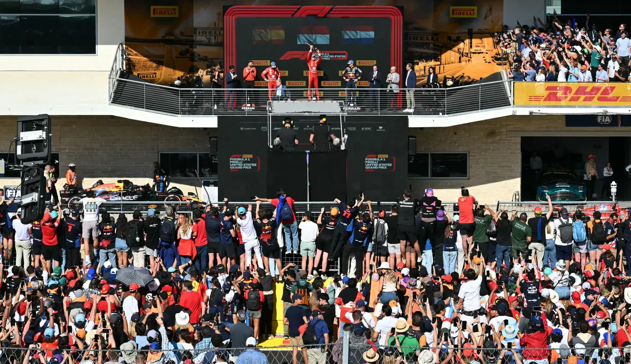 Penonton dan penggemar bersorak saat menyaksikan upacara podium kemenangan Grand Prix Formula 1 Amerika Serikat di Circuit of the Americas di Austin, Texas, pada 20 Oktober 2024. (ANGELA WEISS/AFP)