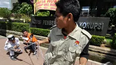Pengunjuk rasa dari Gerakan Gantung Koruptor (GAGAK) melakukan aksi teatrikal di depan Kantor KPK, Rabu (17/12/2014). (Liputan6.com/Miftahul Hayat)