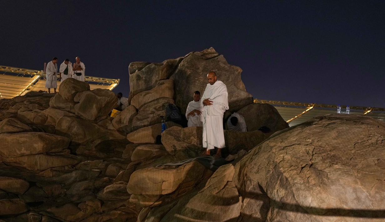 Umat Muslim menunaikan salat di puncak bukit berbatu yang dikenal sebagai Jabal Rahmah atau Gunung Rahmat, di Dataran Arafah, selama ibadah haji tahunan di dekat kota suci Mekah, Arab Saudi, Selasa 26 Mei 2026. (AP Photo/Altaf Qadri)