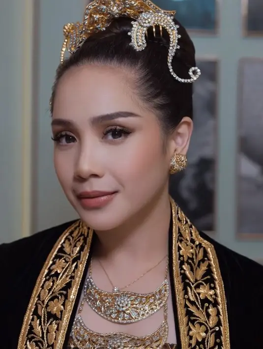 Nagita juga tampil dengan sanggul modern dengan riasan kepala seperti kembang goyang fan jepitan rambut keemasan yang ditata oleh Hairdresser Woko.  [@erniaredberry]