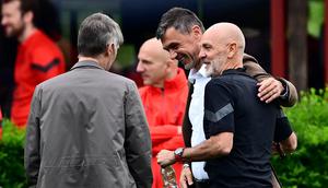 Direktur olahraga AC Milan, Paolo Maldini (tengah) berbincang dengan pelatih AC Milan, Stefano Pioli (kanan) saat sesi latihan menjelang laga leg pertama semifinal Liga Champions 2022/2023 melawan Inter Milan di Milanello Sports Centre, Carnago, Milan, 9 Mei 2023. (AFP/Miguel Medina)