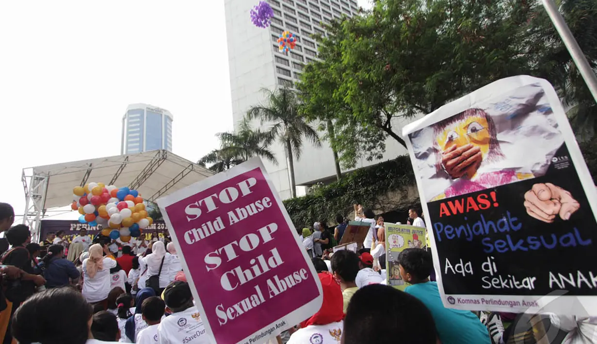 Spanduk aksi "Memutus Mata Rantai Darurat Kekerasan Terhadap Anak" di kawasan Bundaran HI Jakarta, Minggu (14/12/2015). (Liputan6.com/Faizal Fanani)