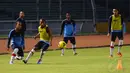 Para pemain timnas Indonesia U19 terlihat berlatih penguasaan dan operan bola-bola pendek saat sesi uji coba lapangan di Stadion GBK Jakarta, (3/5/2014). (Liputan6.com/Helmi Fithriansyah)
