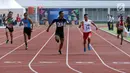 Pelari difable Indonesia, Saktyono Rizal Bagus (tengah) saat berlaga di kelas Mens 100m T45/46/47 Indonesia Para Games Invitational Tournament 2018 di Stadion Madya Senayan, Jakarta, Minggu (1/7). (Liputan6.com/Helmi Fithriansyah)