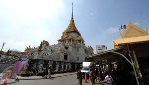Bagian samping kuil Golden Budha di kota Bangkok, Thailand, Sabtu (17/12). Salah satu biksu yang ada di kuil tersebut memprediksi hasil laga final kedua Piala AFF 2016 antara Thailand melawan Indonesia. (Liputan6.com/Helmi Fithriansyah)