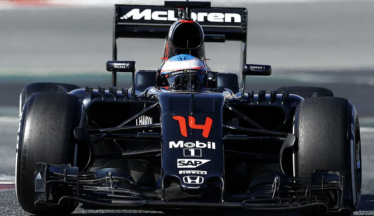 Fernando Alonso mencatat waktu terbaiknya yaitu 1m24,735s dari 91 lap pada sesi tes pramusim kedua di Sirkuit Catalunya, Barcelona, selasa (2/3/2016) malam WIB. (REUTERS/Albert Gea)