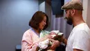 Audrey lalui perjuangan selama 36 jam dalam masa persalinan normal. Bayi laki-laki pun lahir dengan berat 2,6 kg dan panjang 48 cm. (Wimbarsana/Bintang.com)