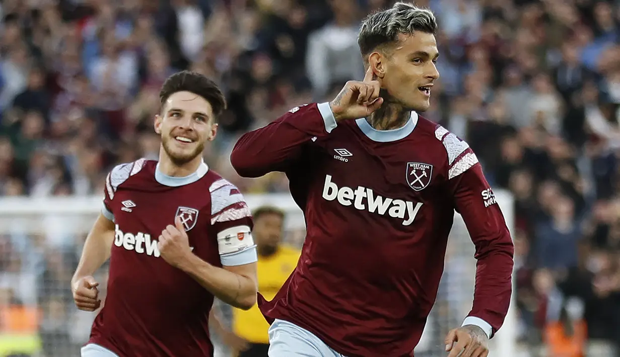 Selebrasi Striker West Ham United, Gianluca Scamacca setelah mencetak gol ke gawang Wolverhampton pada laga Liga Inggris 2022/2023 di London Stadium, London (1/10/2022). Gianluca Scamacca. Gianluca Scamacca meninggalkan Sassuolo untuk bergabung dengan West Ham United pada awal musim 2022/2023 dengan nilai transfer 36 juta euro atau kini setara Rp591 miliar. Hingga kini, pemain yang tengah jadi incaran AC Milan ini telah tampil dalam 27 laga dengan torehan 8 gol. (AFP/Ian Kington)