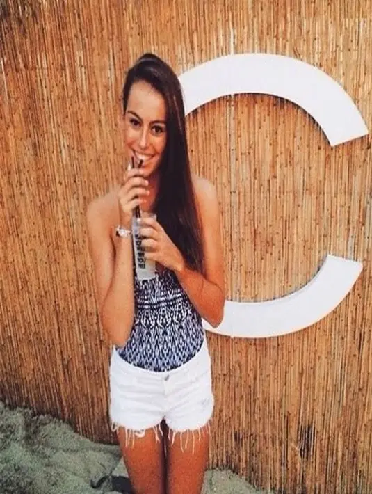 Namun kabar miring tengah menerpa Celine. Celine kembali mendapatkan ancaman dari para Directioners. (Dailymail/Bintang.com)