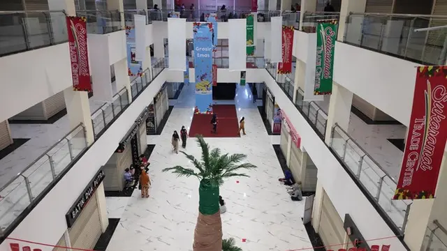 Suasana STC Pekanbaru setelah ratusan pedagang kompak menutup kios karena kebijakan memberatkan dari pengelola.