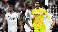 Kiper Real Madrid, Thibaut Courtois, merayakan golnya bersama rekan setimnya setelah melakukan penyelamatan atas tendangan penalti dalam pertandingan leg kedua perempat final Liga Champions antara Real Madrid dan Arsenal di stadion Santiago Bernabeu di Madrid,&nbsp;Kamis dini hari WIB (17-4-2025). (AP Photo/Bernat Armangue)