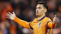 Pemain Belanda, Tijjani Reijnders, melakukan selebrasi setelah mencetak gol ke gawang Skotlandia pada laga persahabatan di Johan Cruijff Arena, Sabtu (23/3/2024). Tijjani Reijnders memiliki darah Maluku dari ibunya yang bernama Angelina Lekatompessy. (AFP/Maurice Van Steen)