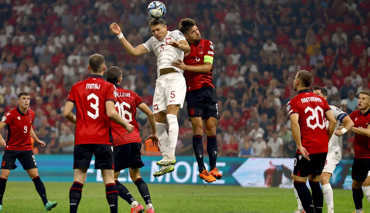 Pelatih Polandia Fernando Santos berupaya mengejar ketertinggalan dengan melakukan empat pergantian pemain di babak kedua. Namun Albania tetap kokoh mempertahankan keunggulan 2-0 hingga laga berakhir. (AP Photo/Franc Zhurda)