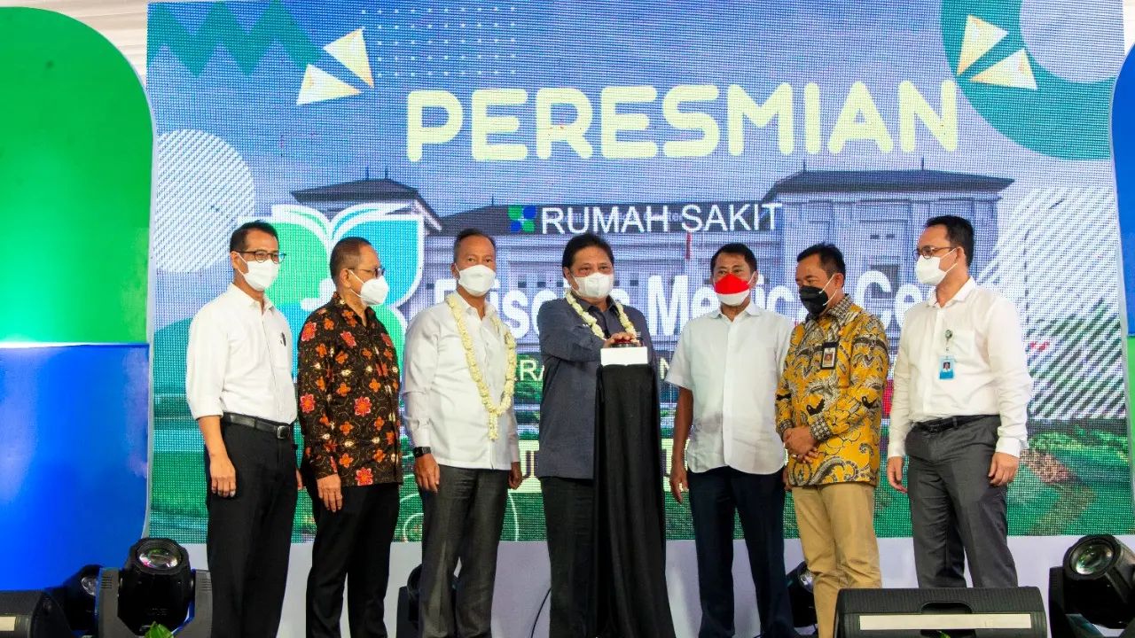 Menteri Koordinator Bidang Perekonomian Airlangga Hartarto saat memberikan sambutan dalam acara Grand Opening Priscilla Medical Center (PMC) di Cilacap, Jumat (1/07)