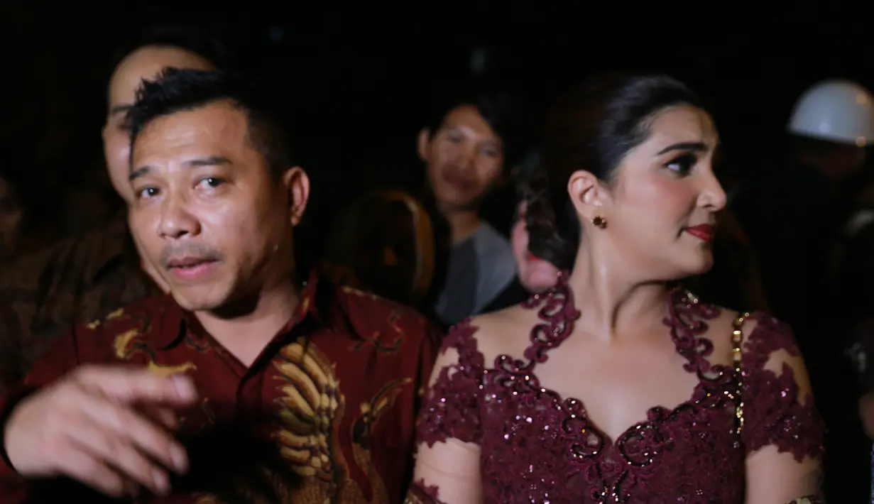 Anang menuturkan, awalnya Ashanty sempat ngomel dengan antrean yang panjang lalu nantinya tidak bisa mengabadikan momen spesial pernikahan Kahiyang Ayu dan Bobby Nasution. (Adrian Putra/Bintang.com)