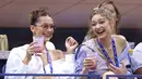 Supermodel Gigi Hadid dan sang adik, Bella Hadid (kiri) menyaksikan perempat final tunggal putri antara petenis AS, Serena Williams melawan Karolina Pliskova dari Ceko pada hari ke-9 turnamen AS Terbuka di New York, Selasa (4/9). (Greg Allen/Invision/AP)