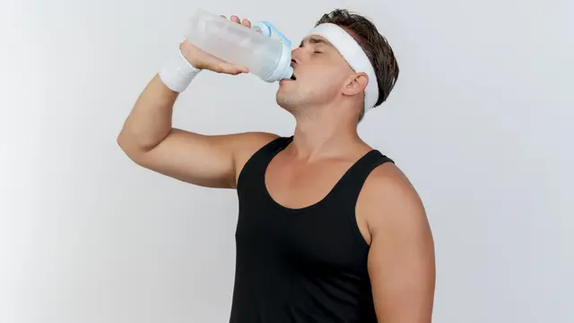 Ilustrasi orang minum air setelah olahraga