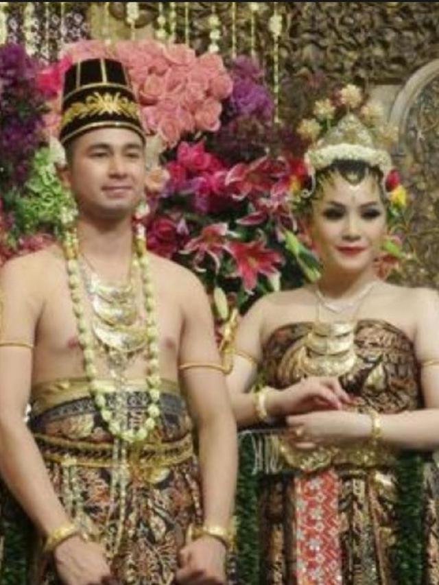 Potret Raffi Ahmad dan Nagita Slavina dalam pakaian adat Jawa Basahan (Sumber: adatpengantinmuslim.blogspot.com)
