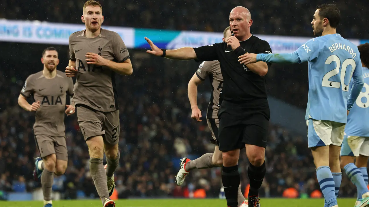 Wasit Simon Hooper