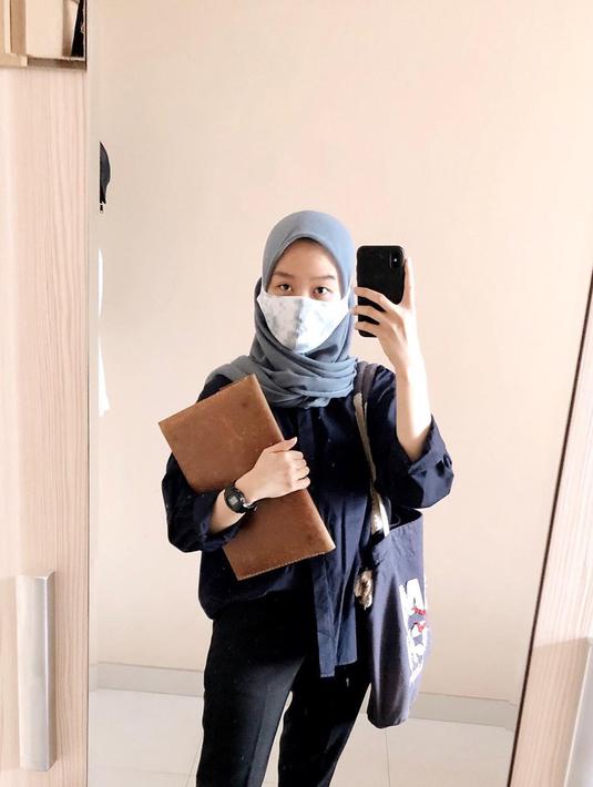 Meski pakai masker, wajah imut Alca terlihat jelas. Outfit Alca pada foto tersebut juga ramai dipuji karena simpel tapi tetap stylish. Menilik dari laman Instagramnya, istri Bintang Emon ini memang selalu berpenampilan simpel dan tidak neko-neko. Tak heran jika banyak yang penasaran dengan sosok alumnus Universitas Multimedia Nusantara ini. (Liputan6.com/IG/@alcaoctvn)