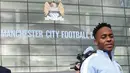 Raheem Sterling berpose setelah resmi menandatangani kontrak bersama Manchester City di Stadion Etihad, Manchester., Inggris. (14/7/2015). (REUTERS/Andrew Yates)