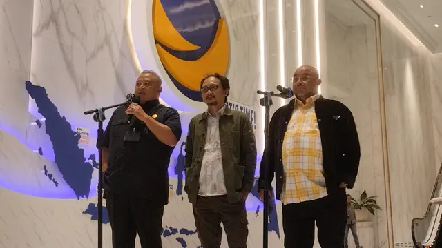 Sekretaris Jenderal (Sekjen) Partai NasDem, Hermawi Taslim (kiri) di NasDem Tower, Menteng, Jakarta Pusat, Kamis (22/2/2024) malam (Istimewa)